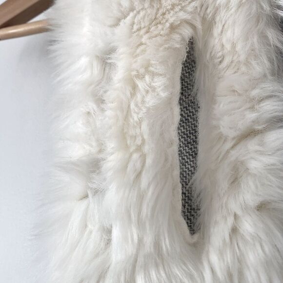 Fossil Elegant and Cute White Faux Fur Scarf Boho Preppy Casual NWOT - Picture 4 of 7